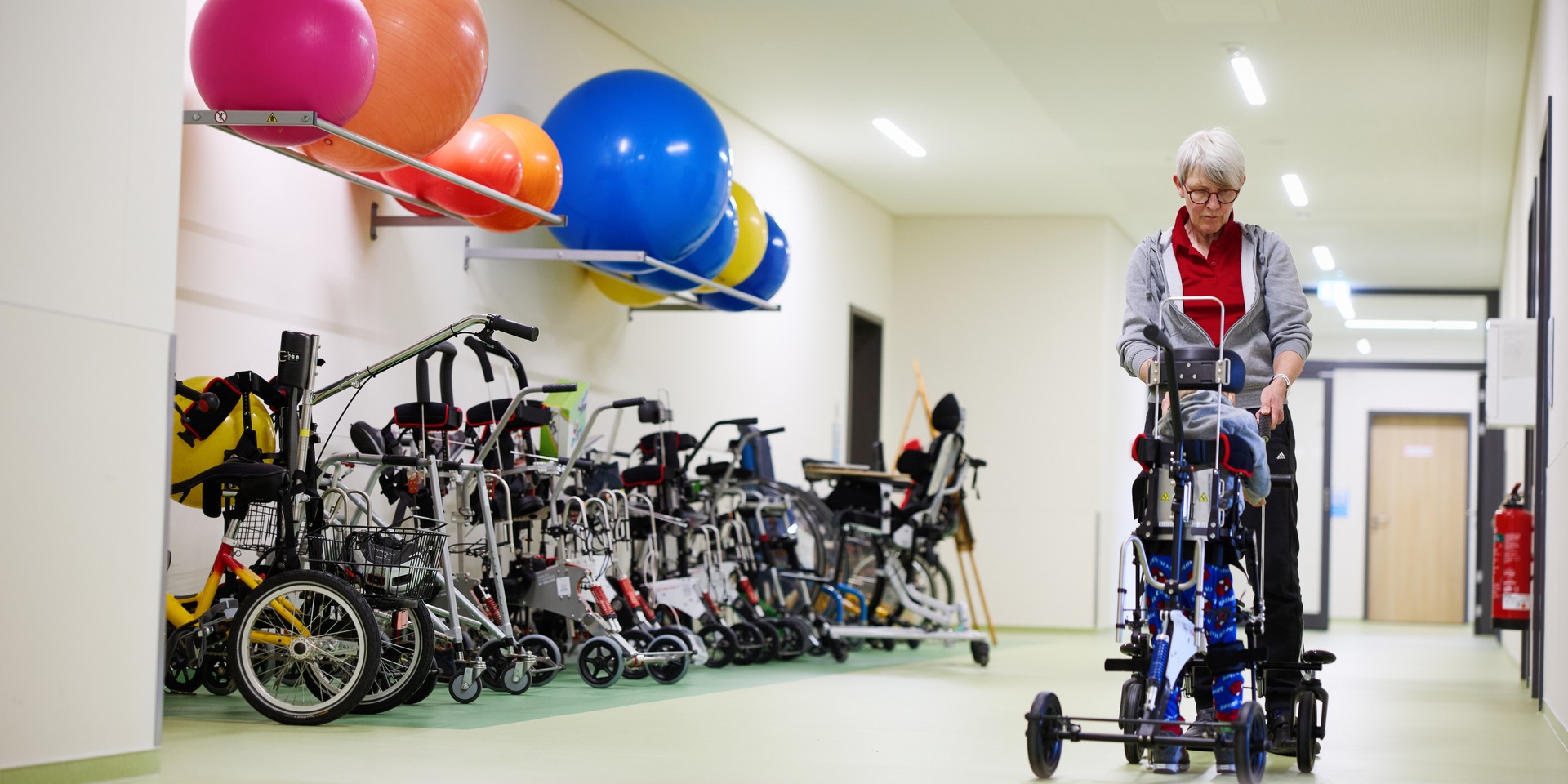 Flur mit verschiedenen therapeutischen Geräten.