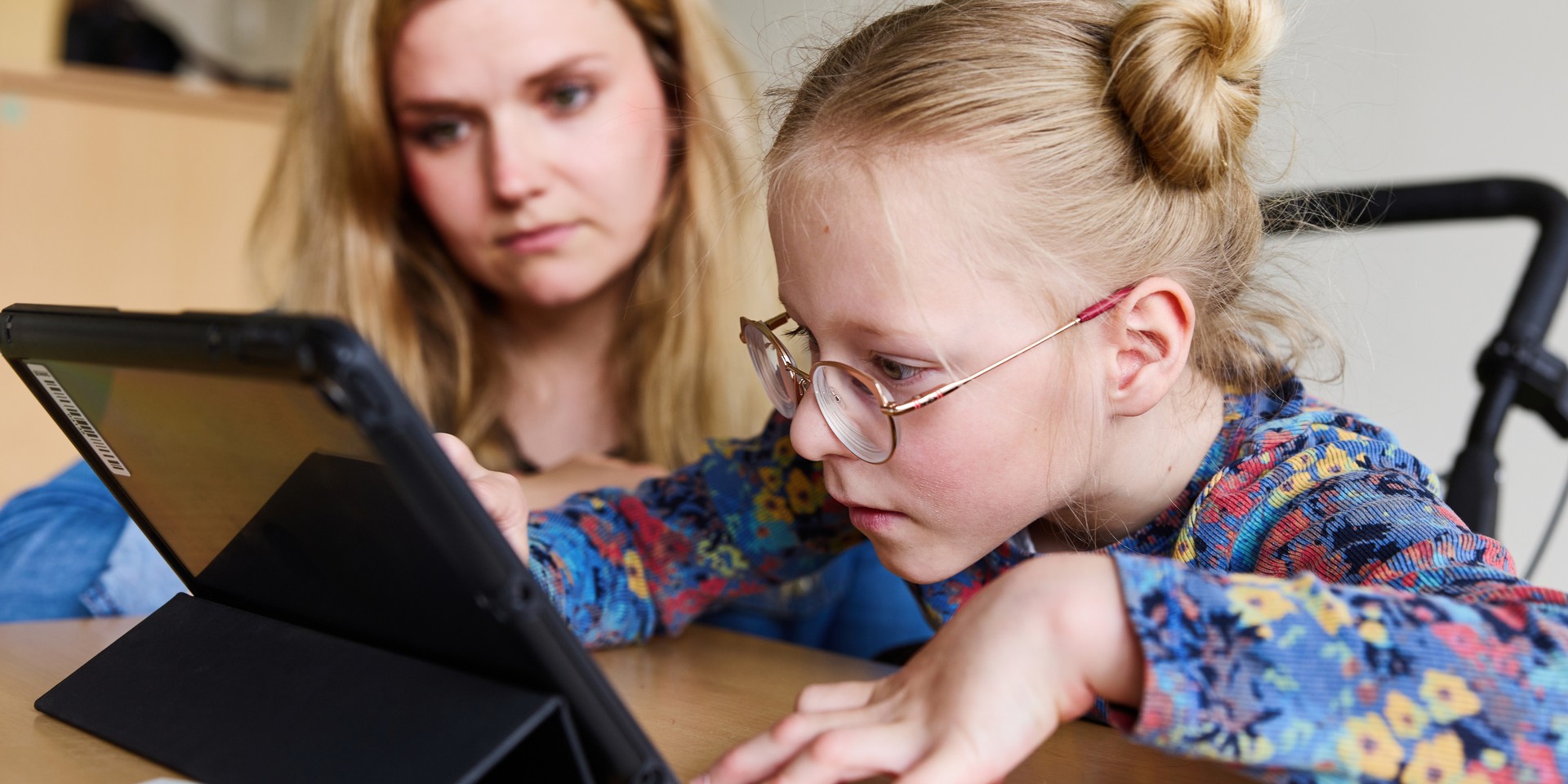 Bild zeigt Mädchen, das am Tablet arbeitet.