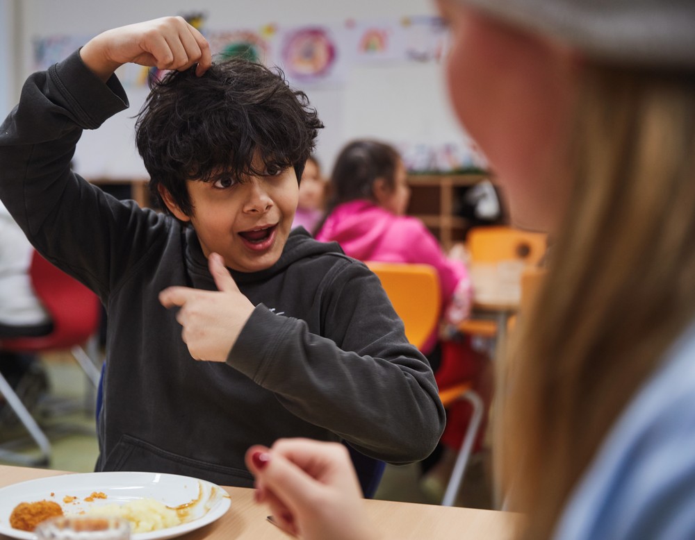 Dieses Bild zeigt einen Jungen, der gebärdet.