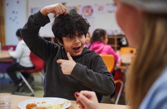 Bild zeigt einen Schüler, der gebärdet.
