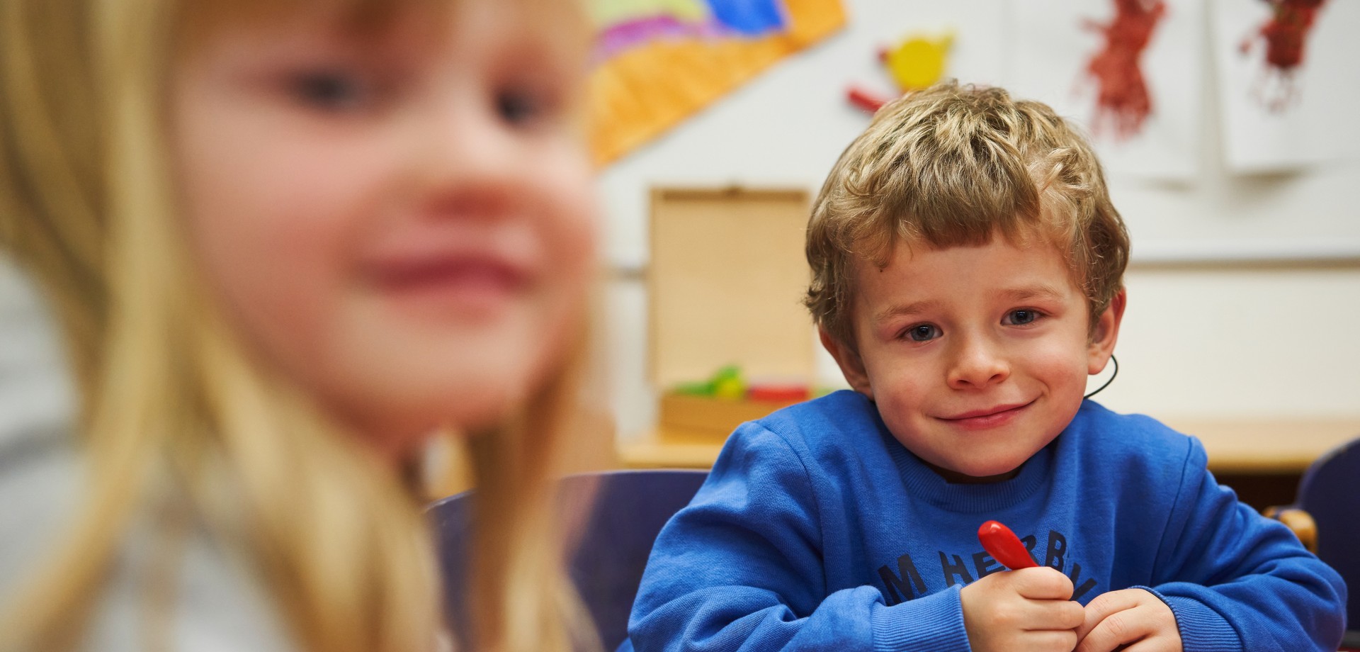 Bild zeigt zwei Kinder aus der Frühförderung Hören und Kommunikation.