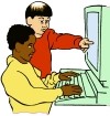 Hier sehen Sie ein Kind, das einem anderen am Computer hilft